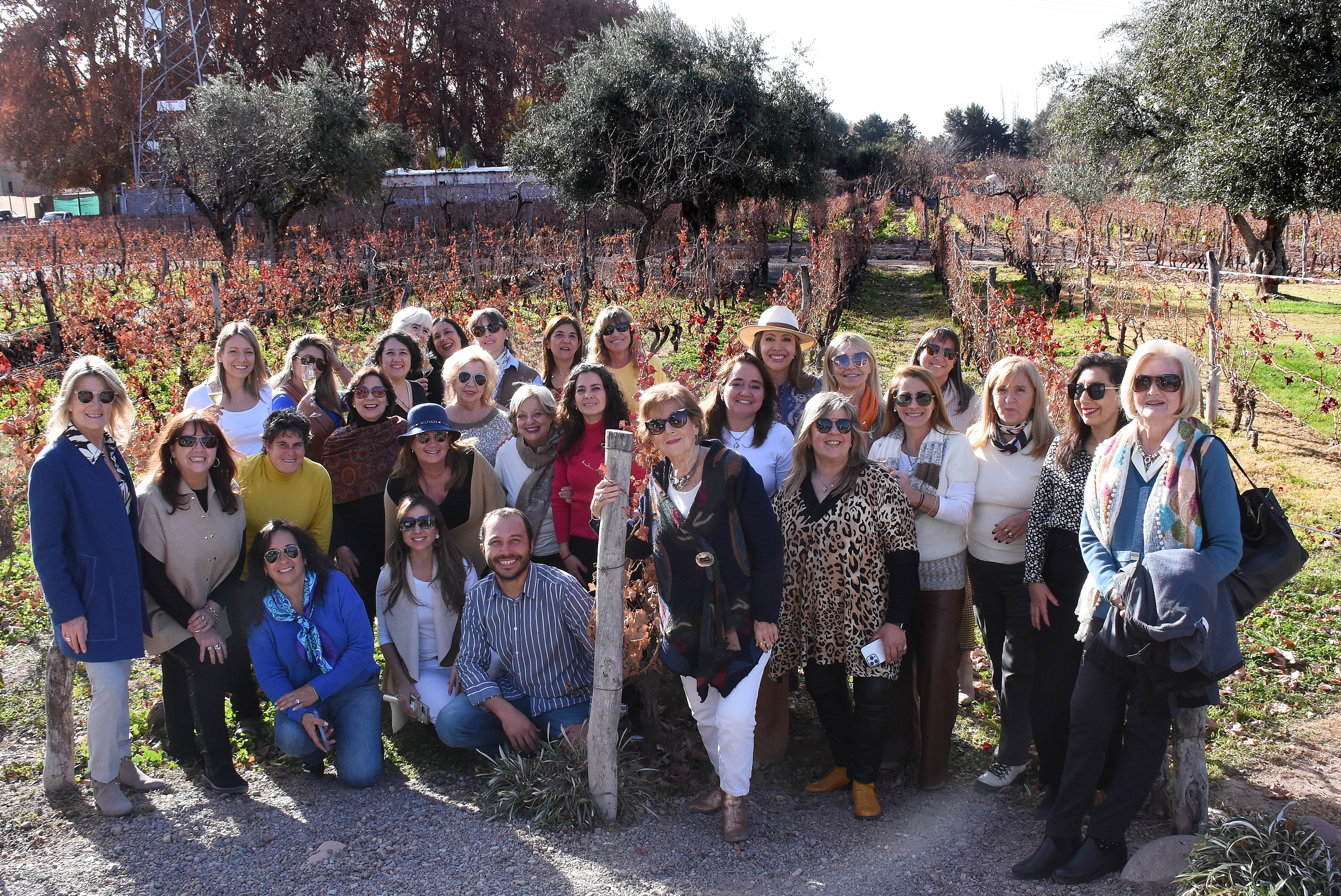 Las socias de AMUVA junto a Sebastián Bonfanti en un mediodía de charlas y vinos.