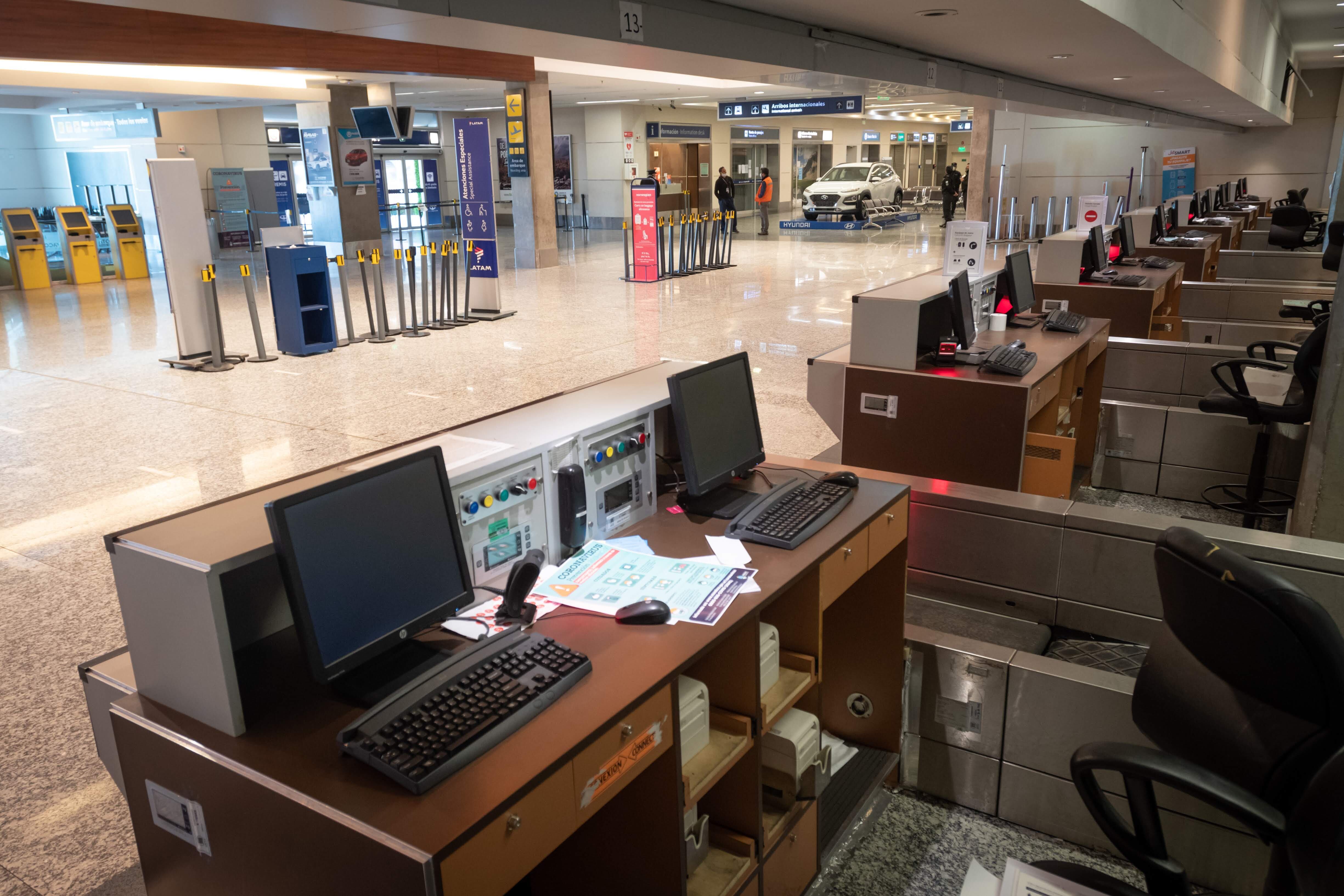 Mendoza, 15 de mayo de 2020 Sociedad

Aeropuerto Internacional El Plumerillo se encuentra cerrado por el Aislamiento Social Obligatorio impuesto por el gobierno 

Foto: Ignacio Blanco / Los Andes

Cuarentena vuelos aeropuerto