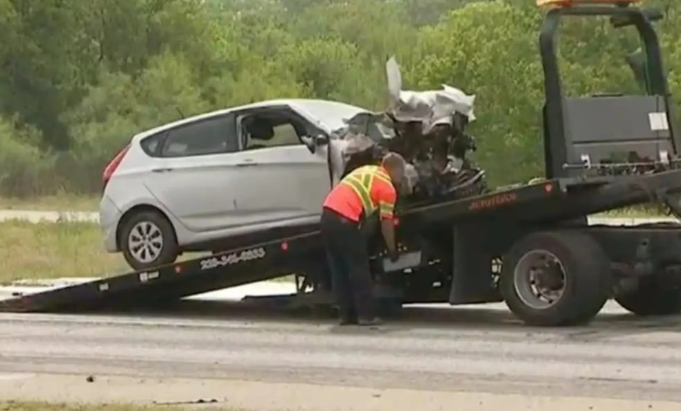 Un delincuente golpeó a una anciana y le robó el auto, pero chocó a las pocas cuadras y murió.