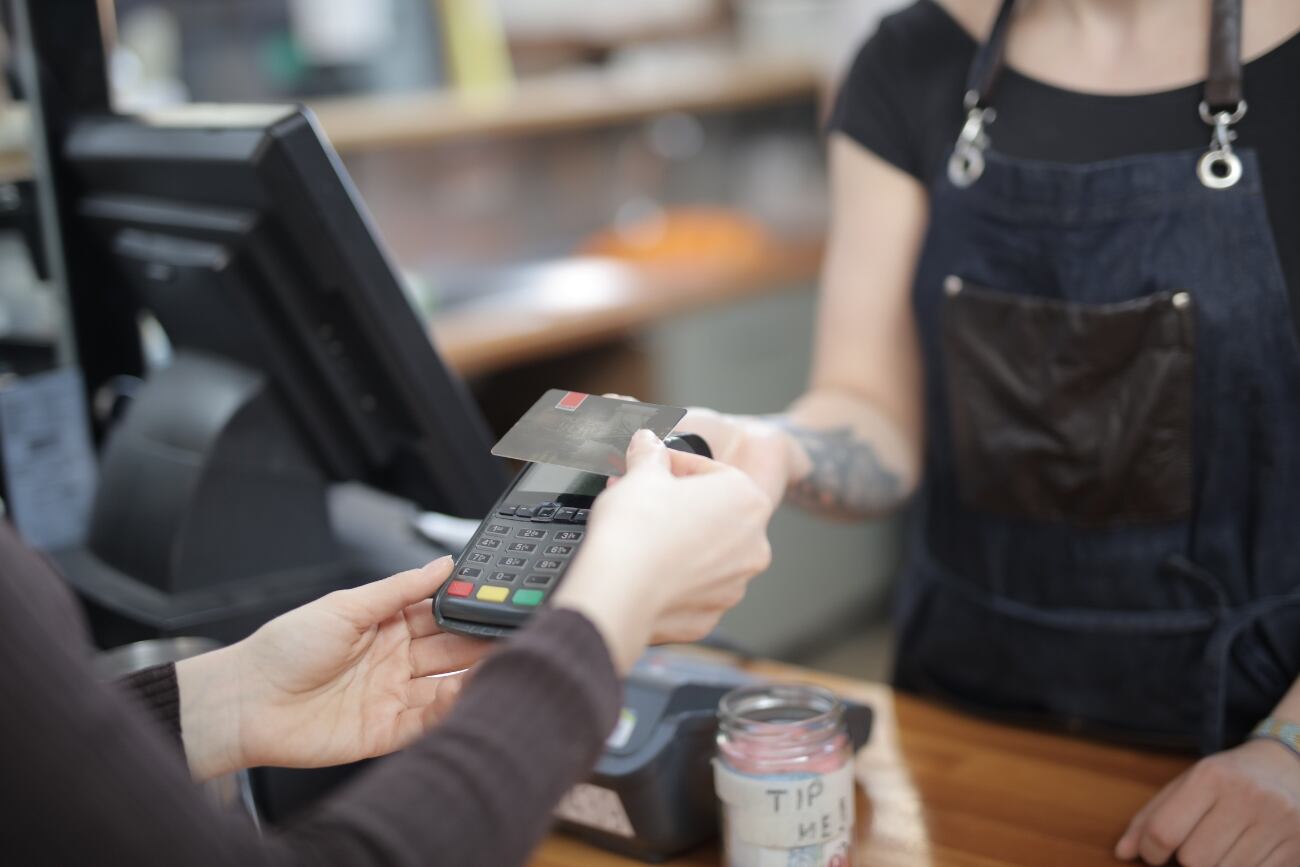 En mayo, los empleados de comercio cobrarán con un leve aumento. 