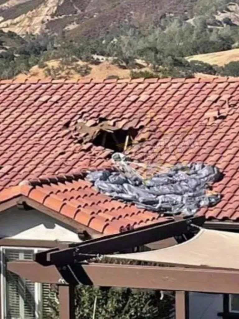 Un paracaidista cayó sobre una casa y agujereó el techo.