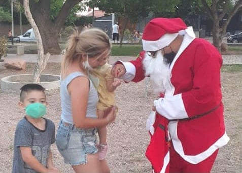 Luciano sorprendió y entregó caramelos a los chicos del barrio