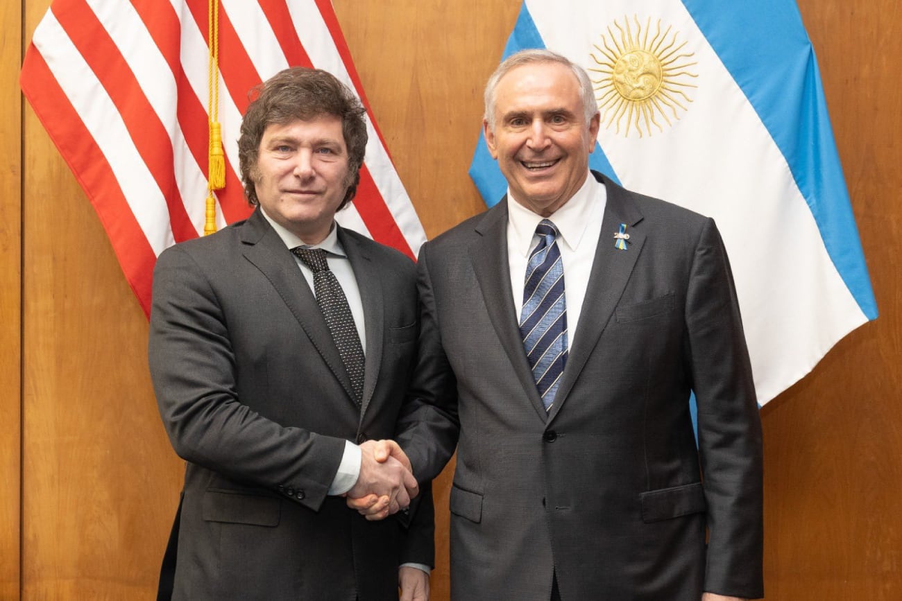 Javier Milei junto a Marc Stanley, embajador estadounidense en Buenos Aires. (X / @USAmbassadorARG)