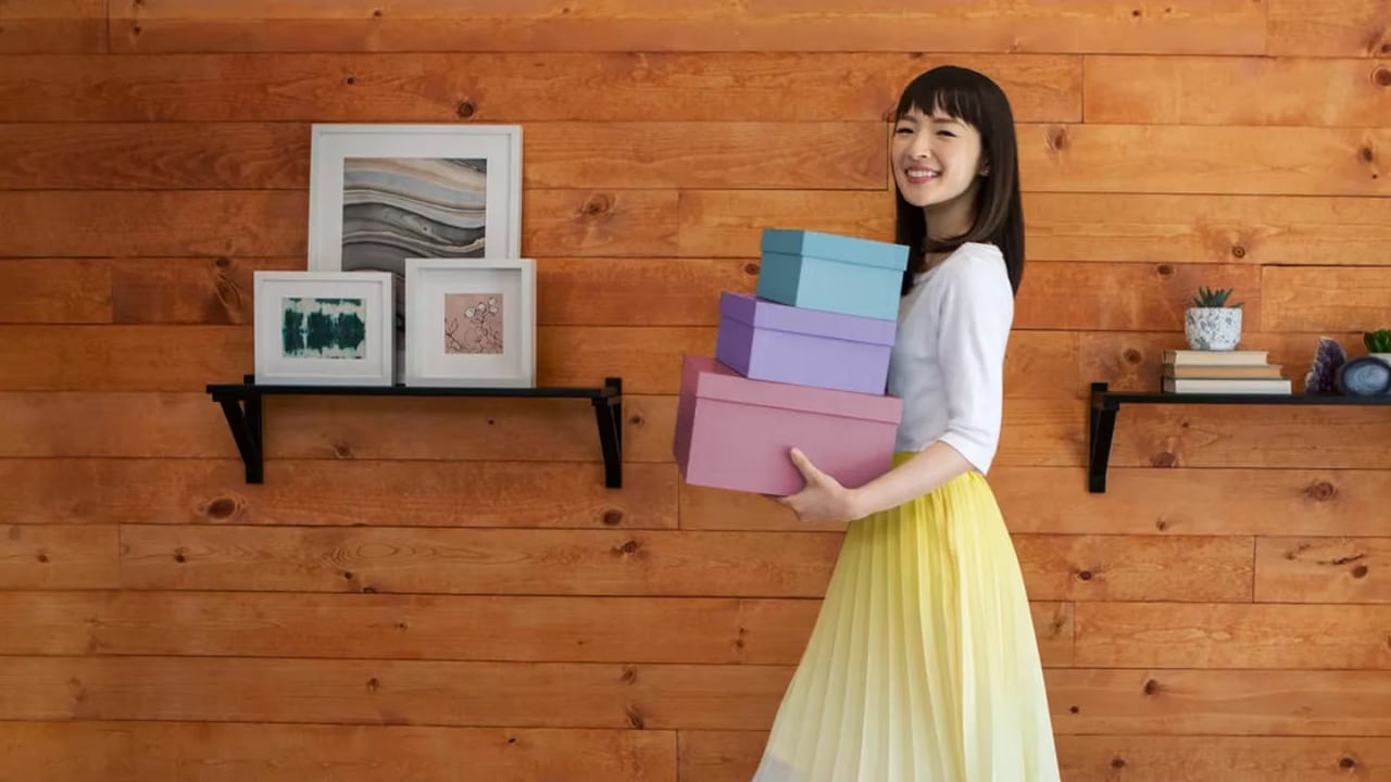 Kondo también ha sido protagonista de la serie de Netflix ‘‘Tidying Up with Marie Kondo’', donde ayuda a las personas a transformar sus hogares y vidas a través del orden.  Gentileza: TN