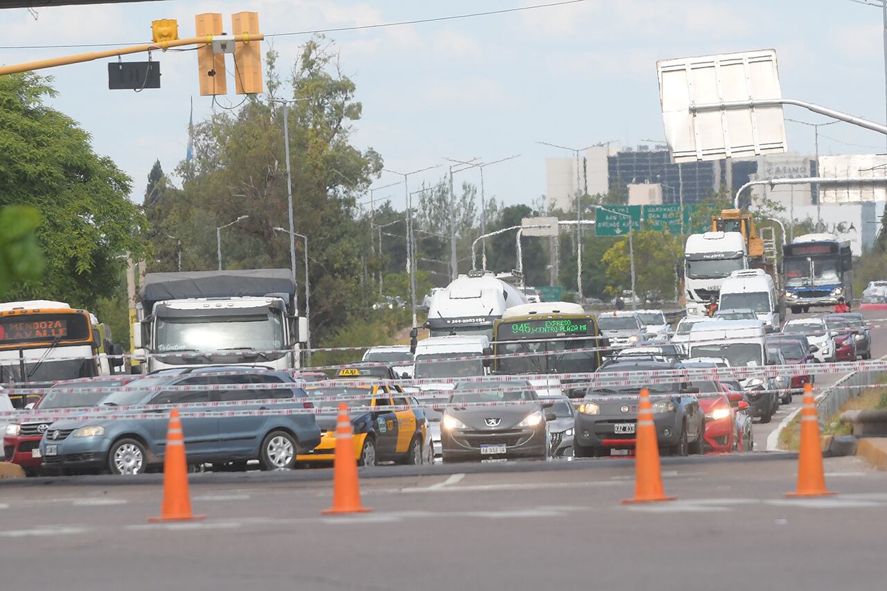 Corte de tránsito en la avenida José V. Zapata por trabajos de Aguas Mendocinas. Foto: Marcelo Rolland / Los Andes