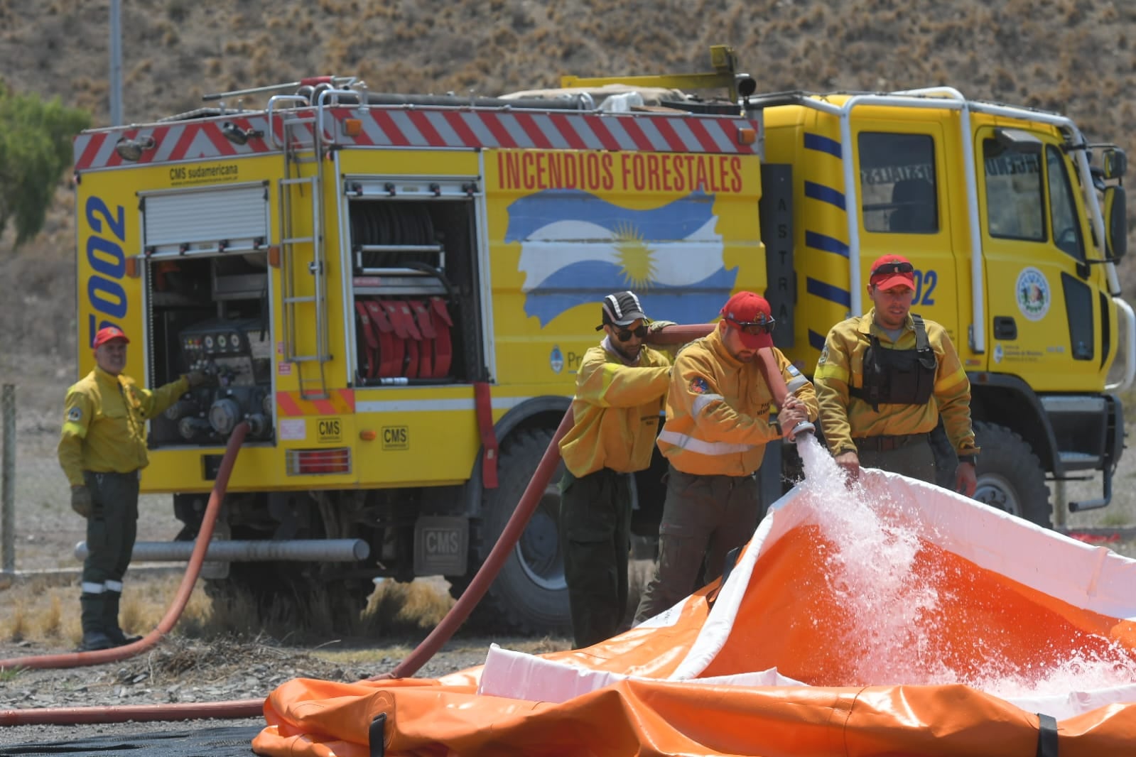 Las autoridades se preparan para combatir el incendio. / Foto: Ignacio Blanco / Los Andes