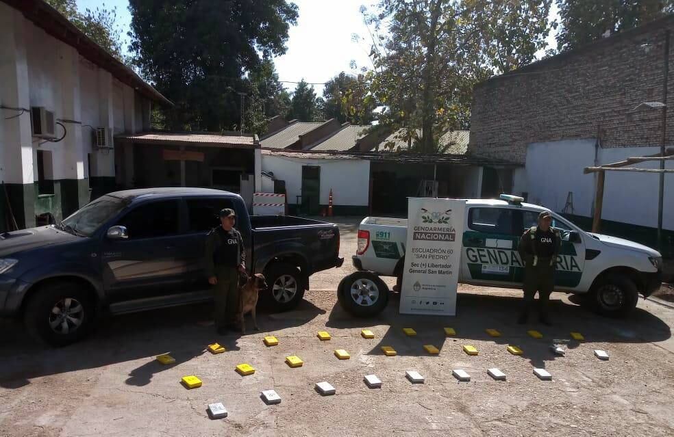 El peso excesivo de un neumático hizo que la cocaína fuera detectada. Gentileza Gendarmería Nacional.