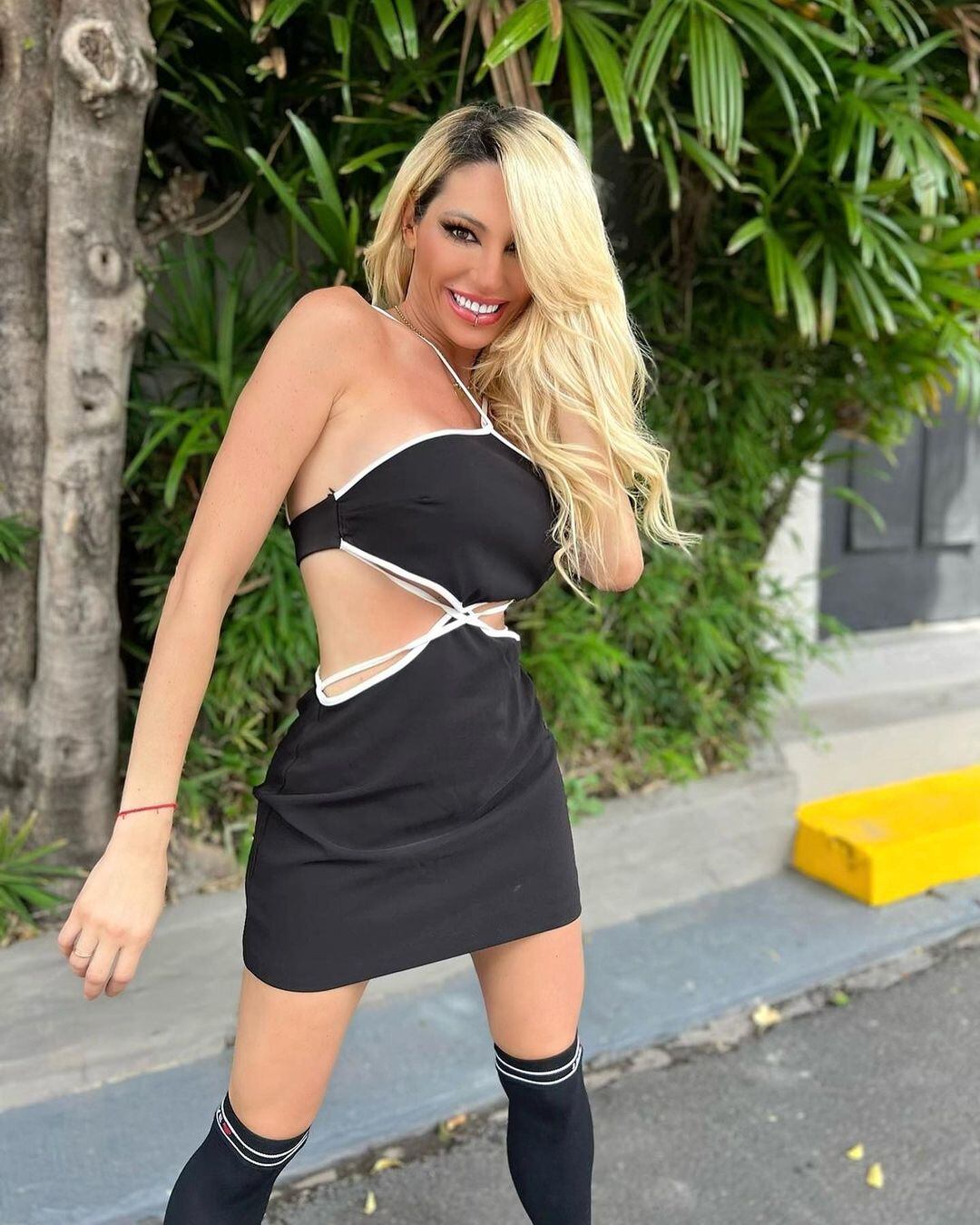 El look 'total black' de Vicky Xipolitakis