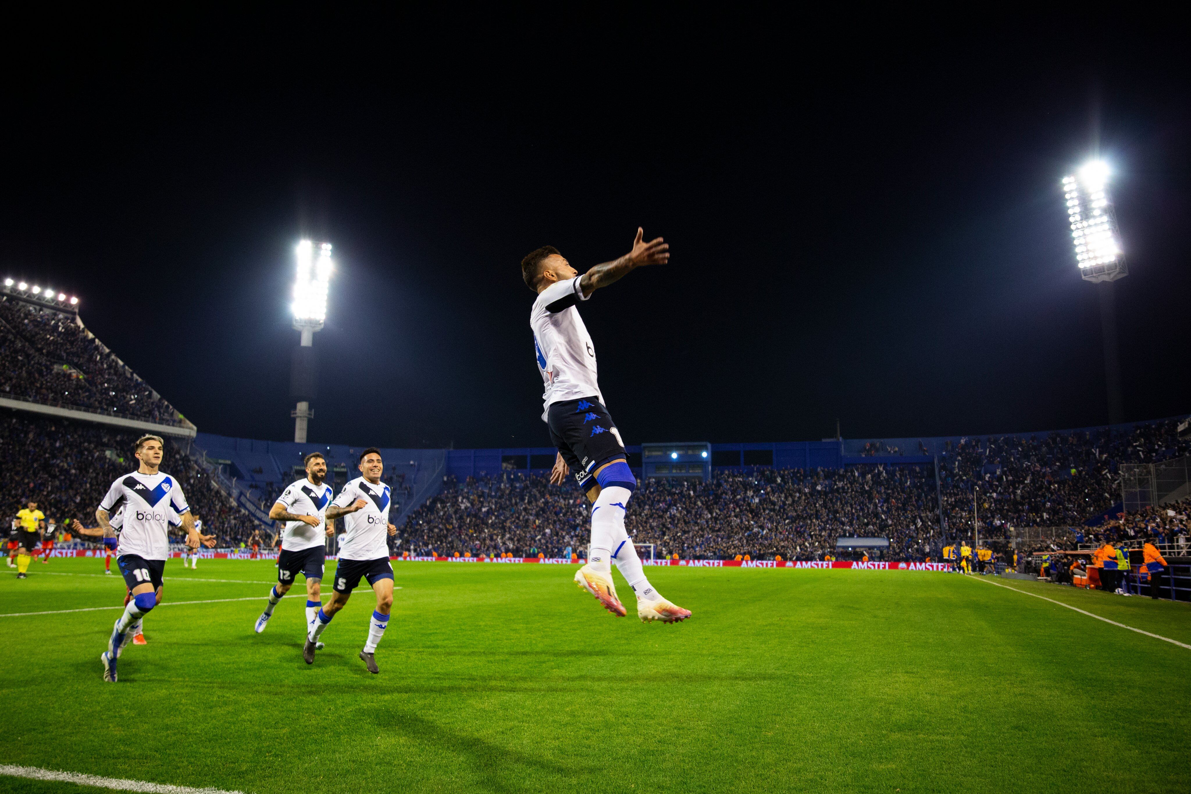 Lucas Janson festeja su gol que le dio la victoria a Vélez sobre River por 1 a 0.