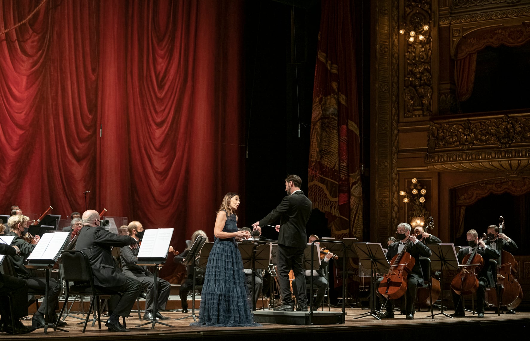 Verónica Cangemi junto a la orquesta estable del Teatro Colón. Foto:  Maximo Parpagnoli