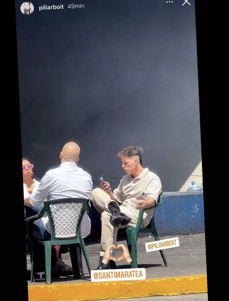 Santi Maratea y el "chori" debajo del puente en Mendoza.