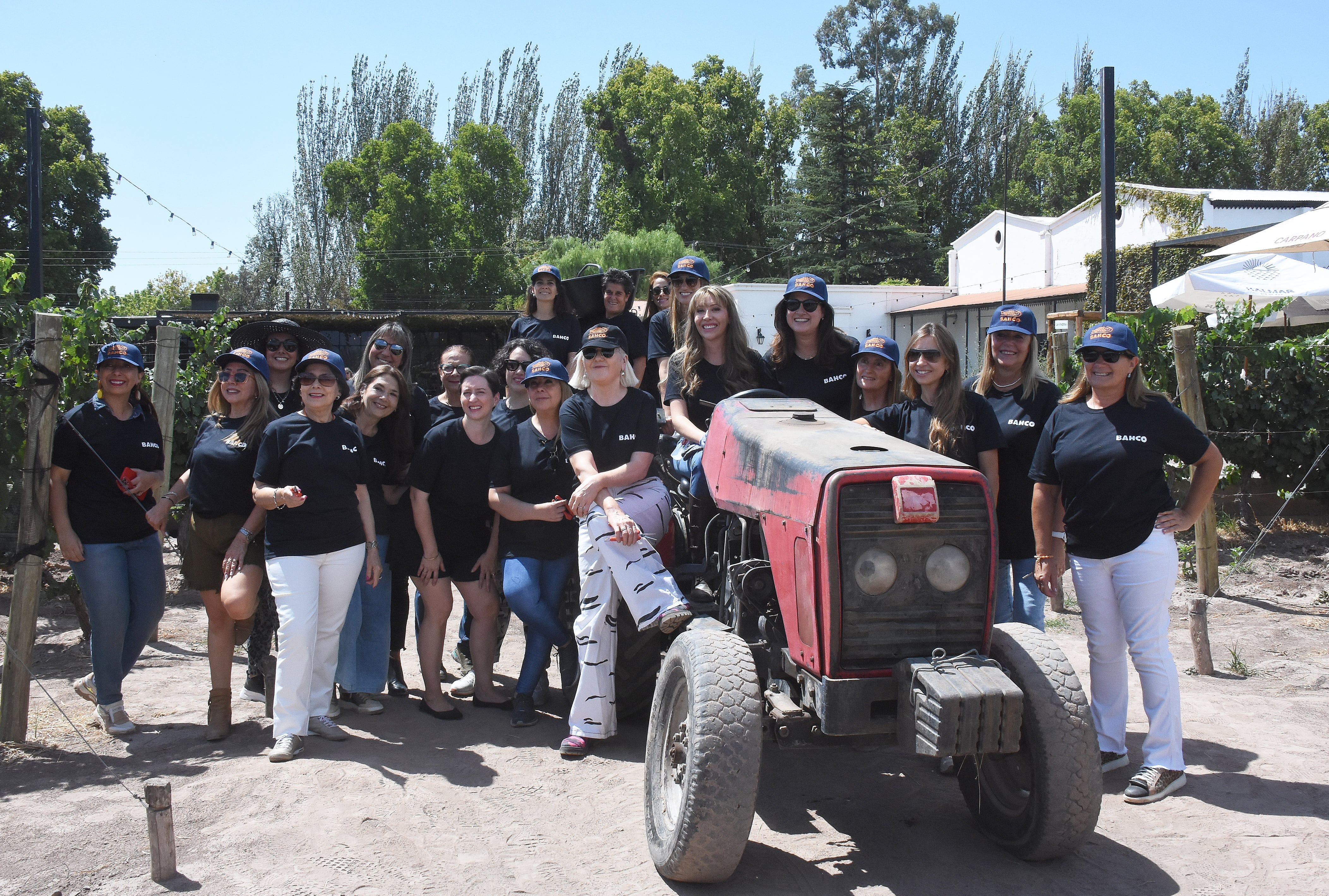 Parte del grupo de cosechadoras de A.MU.V.A. Ph Eduardo Dolengiewich