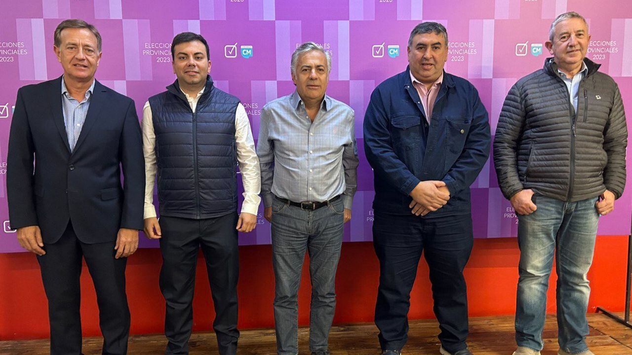 Suárez, Lo Presti, Cornejo, Tello y Cobos en la foto familiar para las elecciones en Las Heras.