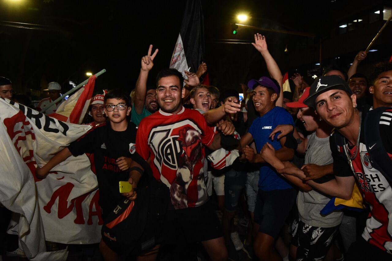 Festejos de los hinchas de River en el Kilómetro 0. Foto Mariana Villa.