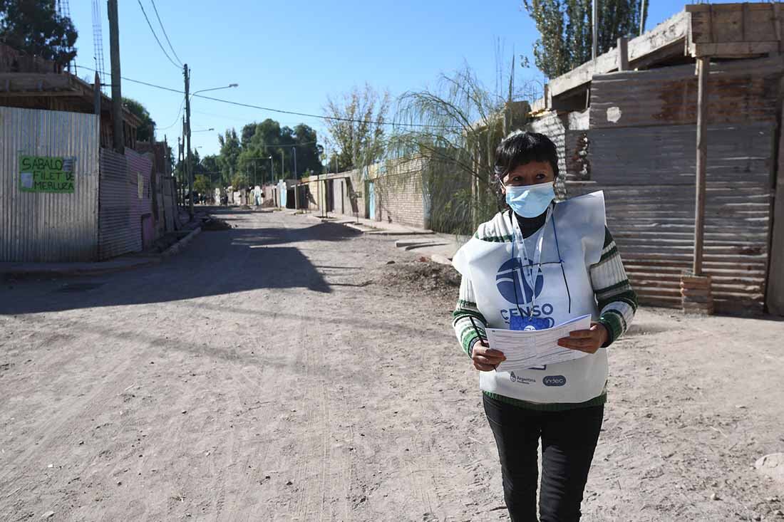 Mabel visita las viviendas para realizar el censo en el barrio Flores de Ciudad en horas de la tarde: Foto: José Gutiérrez / Los Andes