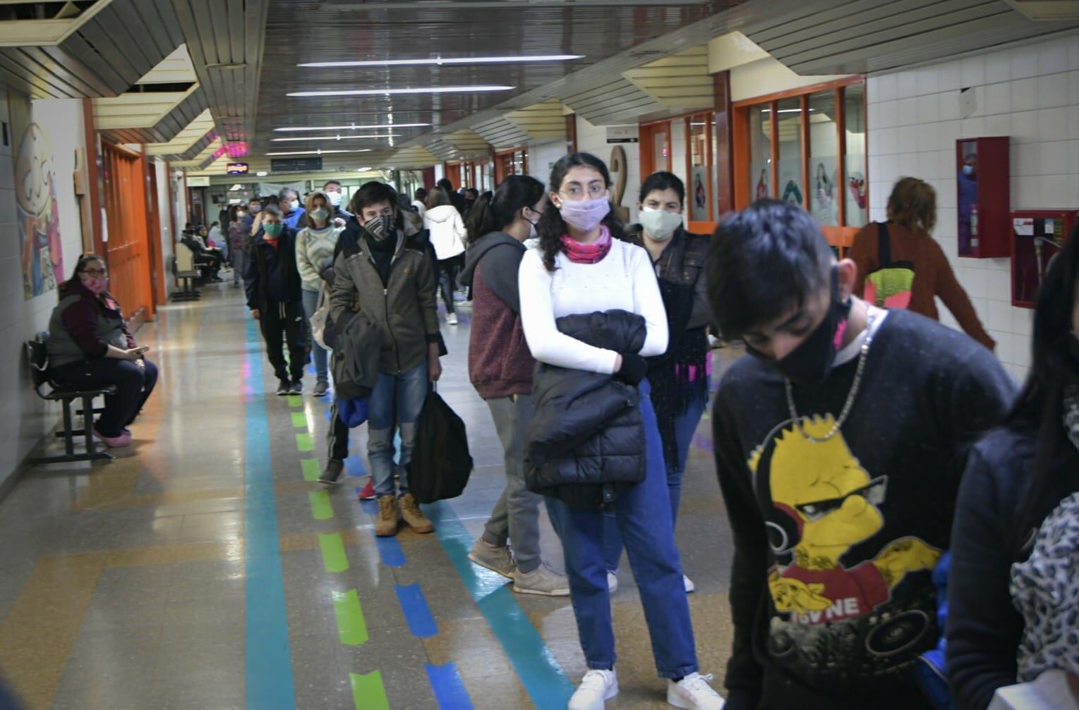 En el Hospital Notti hubo algunas demoras porque se convocó a todos los citados a la misma hora. A partir de mañana, se distribuirán mejor los turnos.