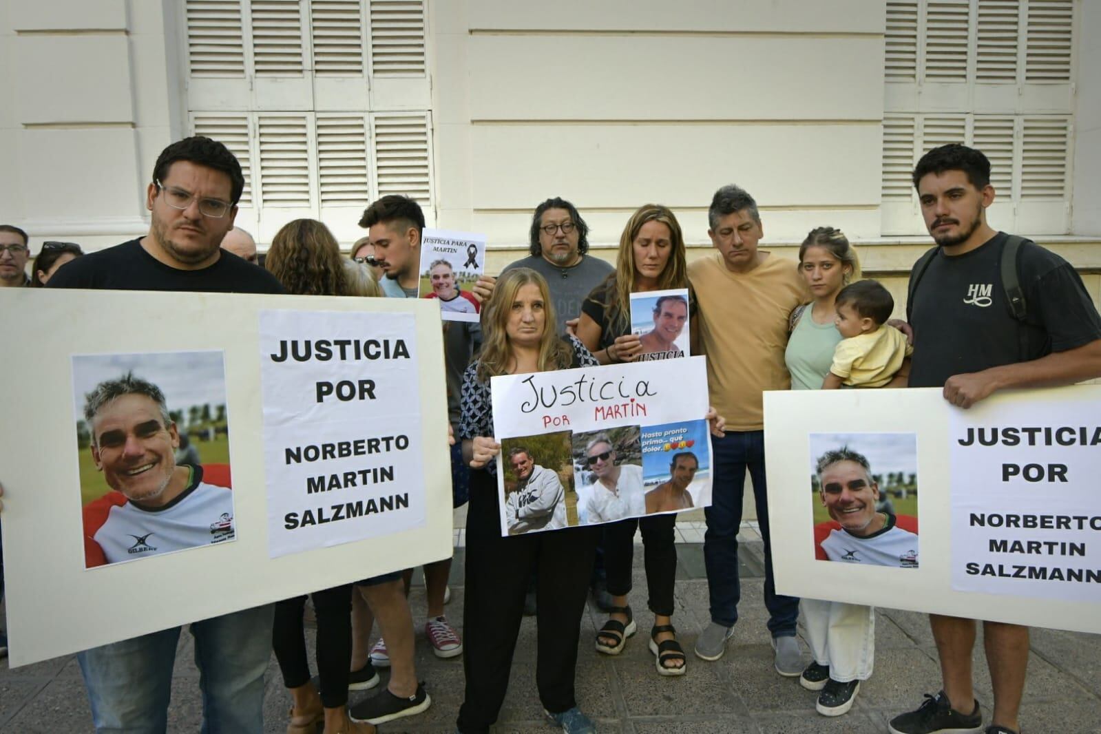 Allegados de Norberto Martín Salzmann -asesinado en su lubricentro de Guaymallén- se movilizaron a la Legislatgura.  / Orlando Pelichotti.