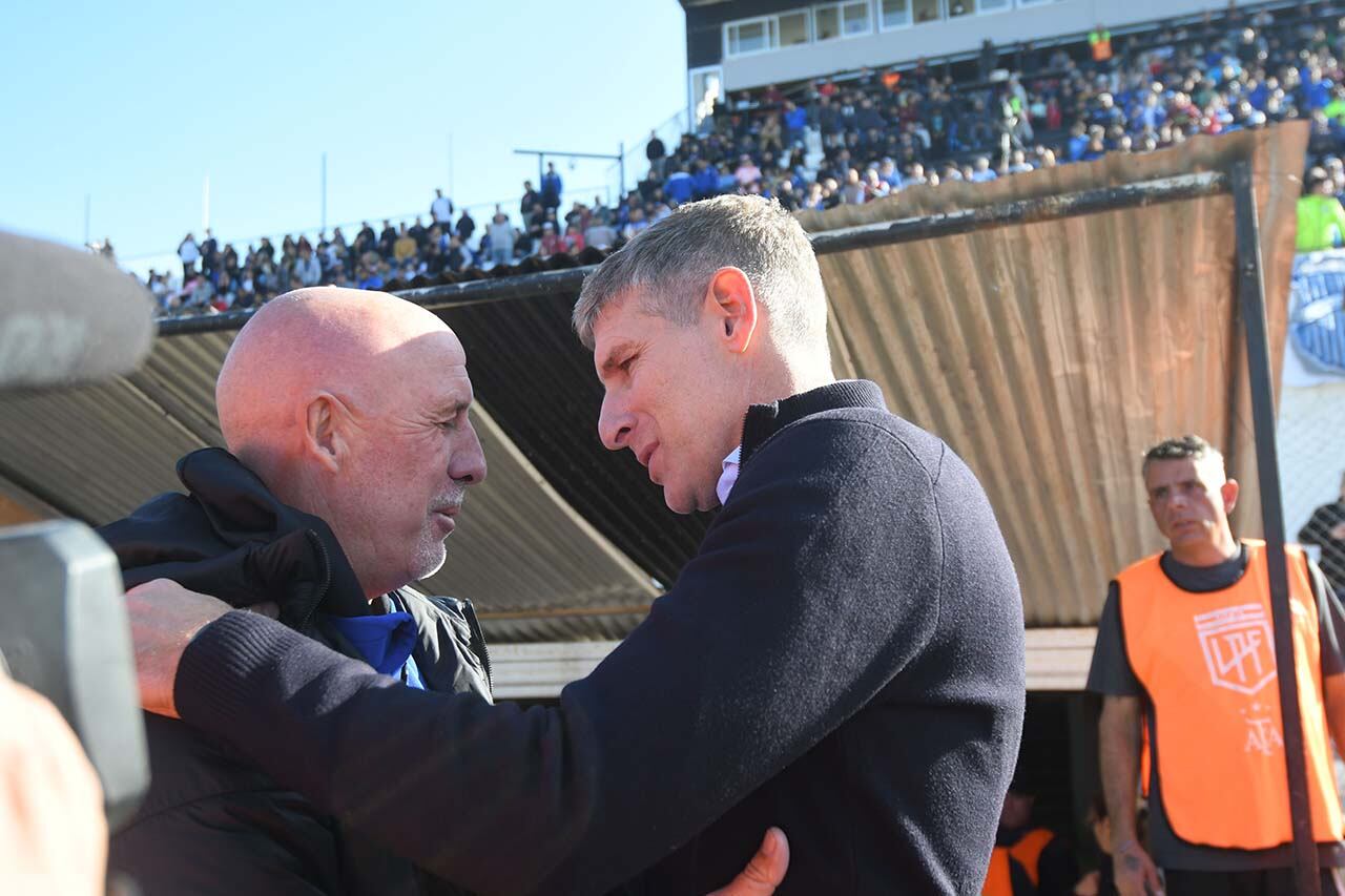 Fútbol Liga Profesional, Godoy Cruz Antonio TOmba vs. Platense en cancha de Gimnasia y Esgrima de Mendoza.
Daniel Oldrá, Director Técnico de Godoy Cruz junto a Martín Palermo Director Técnico de Platense
Foto: José Gutierrez / Los Andes