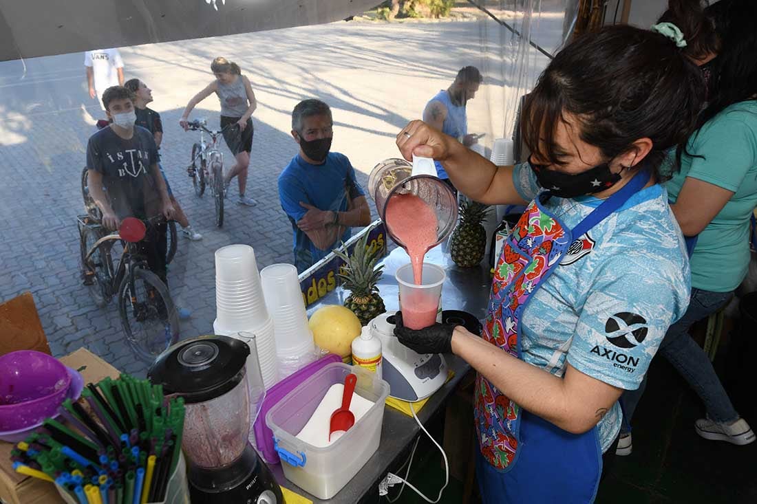 Primavera de mucho calor en Mendoza.
Romina, prepara licuados en el parque General San Martín de Ciudad.