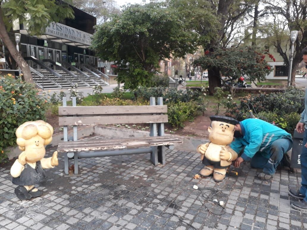 Este mantenimiento y restauración al tratarse de estas figuras, le añade un gran honor puesto en valor, también respeto y dedicación para el tratamiento.