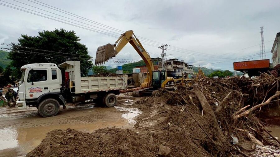 Maduro, que decretó tres días de luto nacional, recorrió la zona de desastre el lunes. Foto: Web