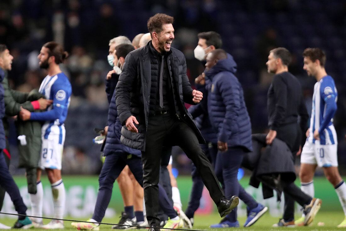 "El Cholo" Simeone festejó a lo grande la clasificación a los octavos de final de la Champions de su equipo Atlético de Madrid. (AP)