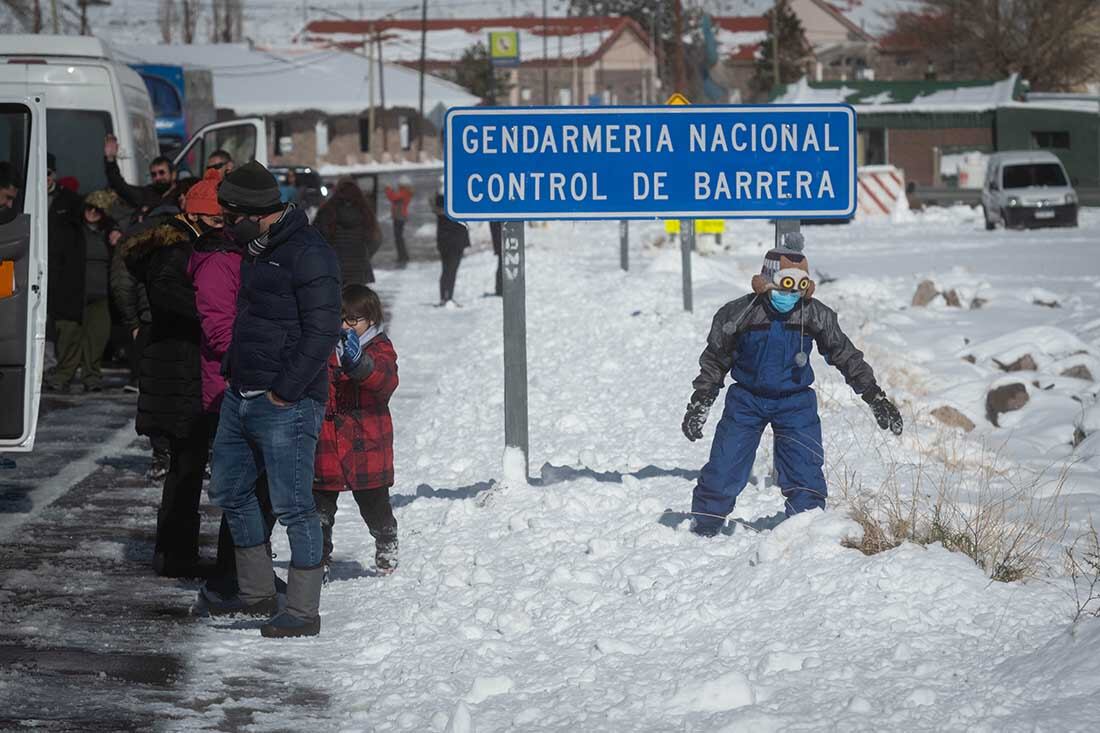 Como estaba pronosticado, el frente frío llegó a Mendoza, Muchas localidades provinciales se vistieron de blanco debido a las importantes nevadas que trajo el temporal.