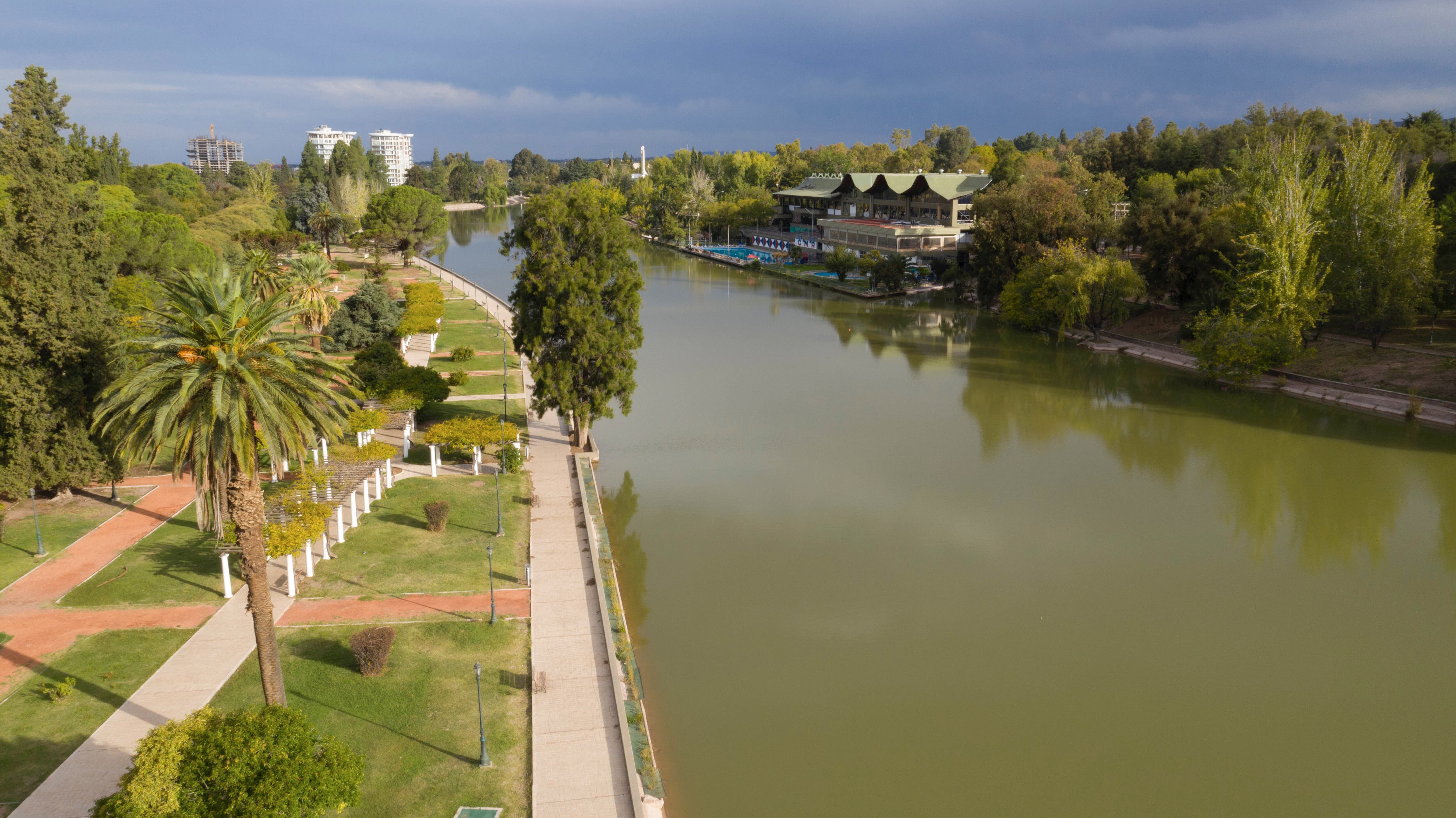 El pulmón verde del Gran Mendoza es uno de los sitios preferidos de la joven, destaca el verde de sus prados y los clubes sociales y deportivos instalados allí.