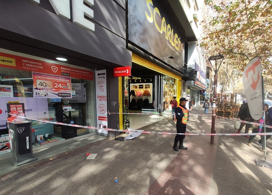 Robó una notebook de un comercio en pleno Centro mendocino y fue capturado a unos metros. | Foto: Ministerio de Seguridad y Justicia