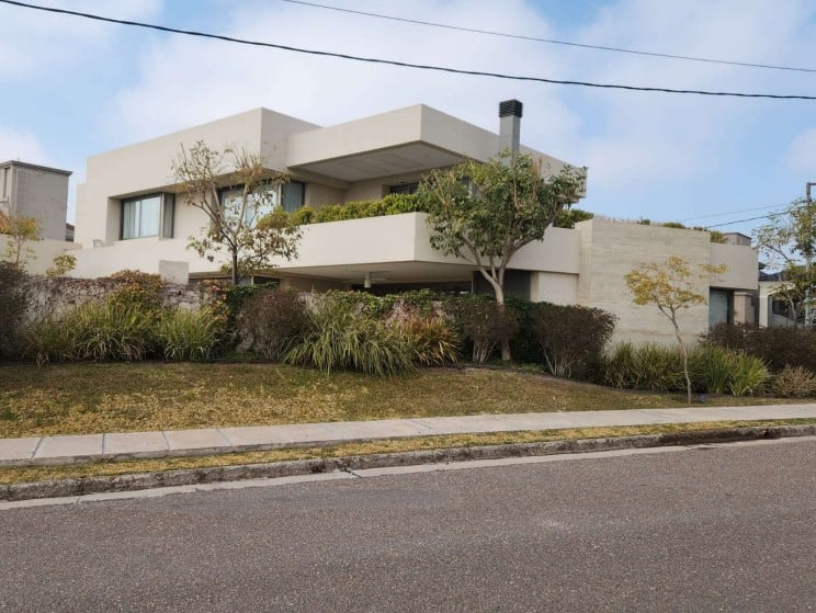 El frente de la casa de la familia Bento en el barrio Palmares. Foto: Gentileza