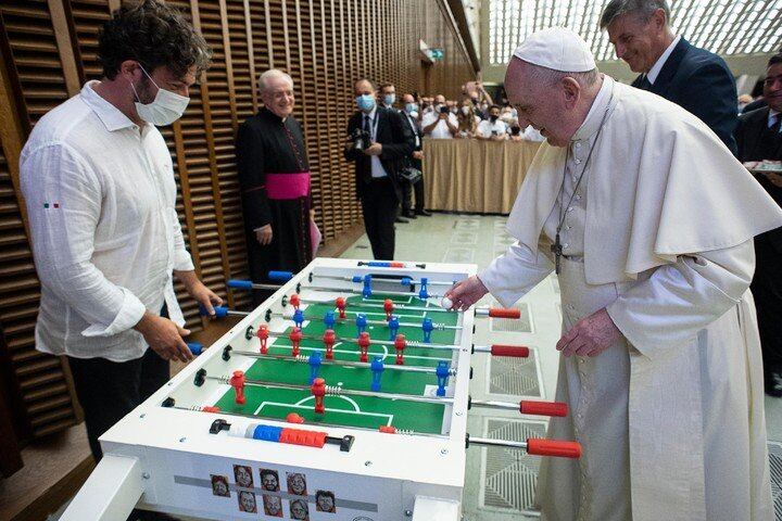 El papa Francisco hizo una pausa en su agenda y jugó al metegol durante la Audiencia General. Prensa Vaticano