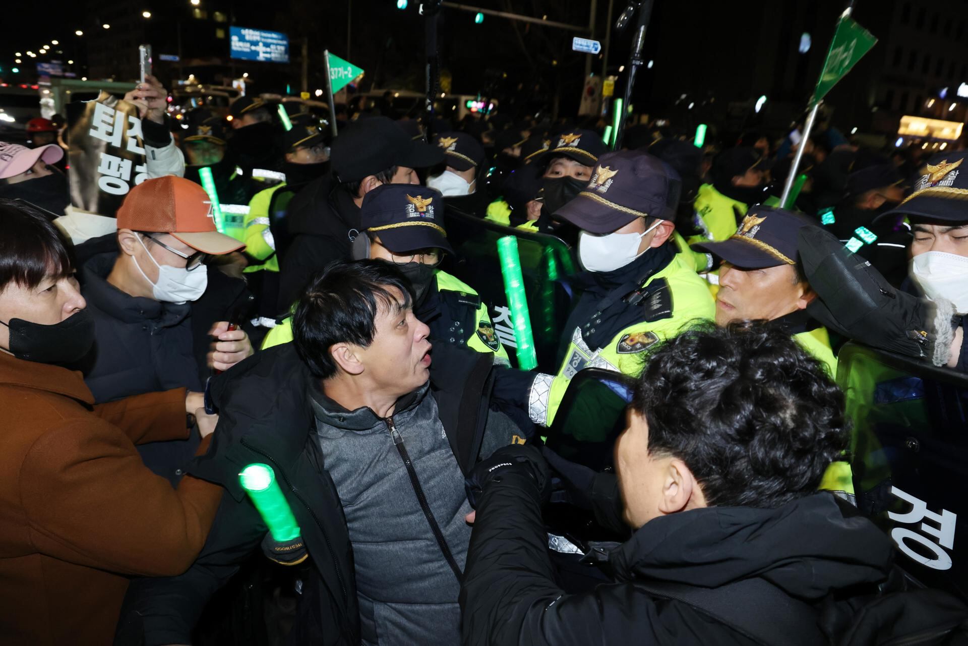 Los manifestantes chocan con agentes de policía durante una protesta frente a la Asamblea Nacional después de que el presidente surcoreano, Yoon Suk Yeol, declarara la ley marcial en Seúl, Corea del Sur. Foto: EFE/EPA/HAN MYUNG-GU