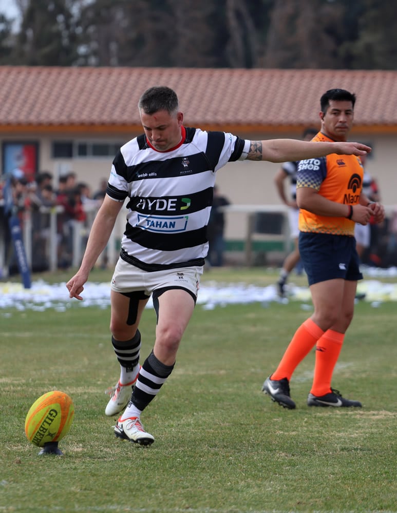 Nabi Moyano es un histórico jugador de Peumayén y superó los 1000 puntos con el pie. Su club le rindió un homenaje y le entregó una plaqueta. / Foto Gentileza Emmanuel González