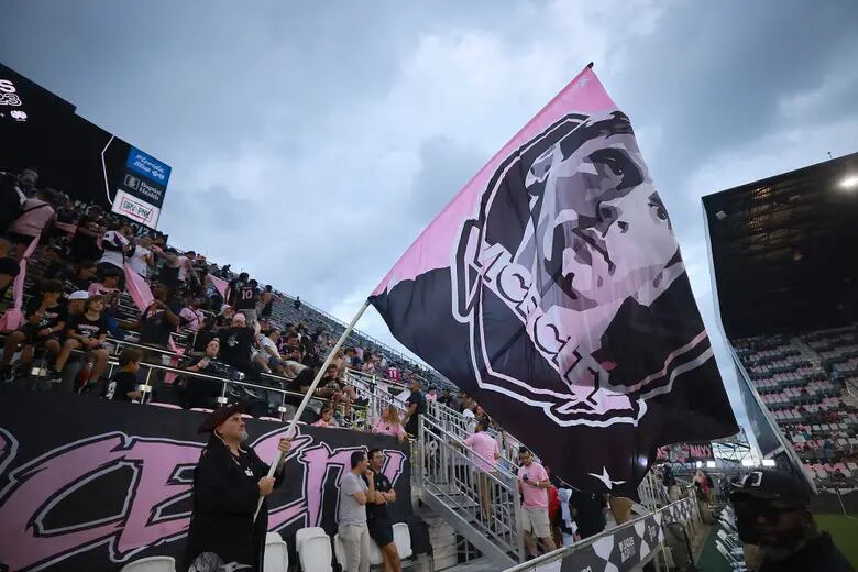 Las banderas gigantes con la imagen de Messi ya son habituales en las tribunas del estadio. Gentileza: La Nación.