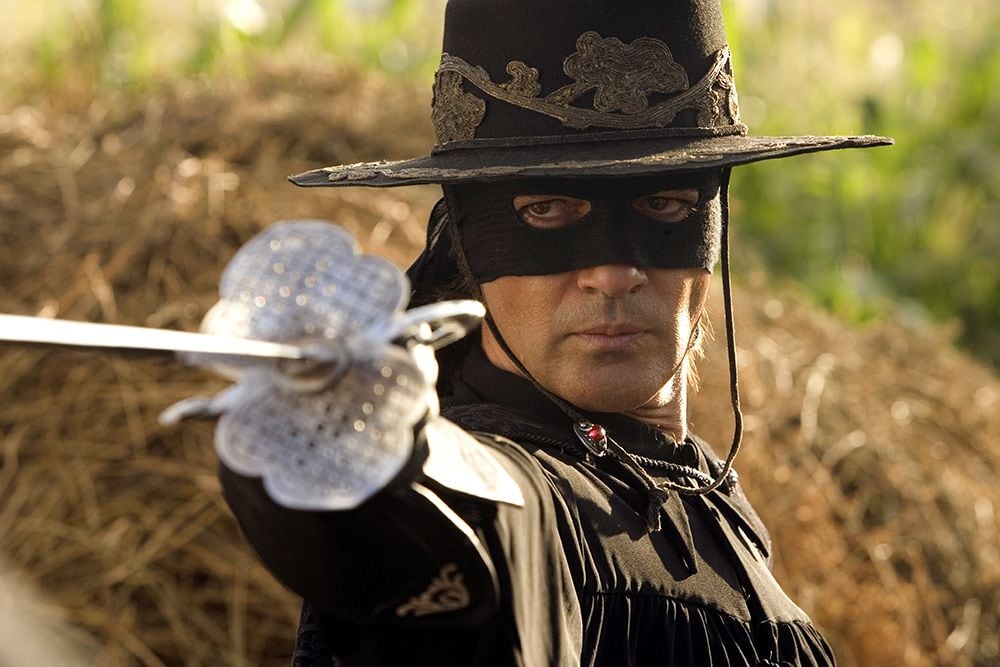 Antonio Banderas siendo "EL ZORRO".