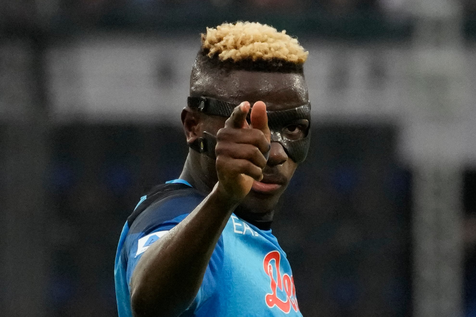 Victor Osimhen celebra tras anotar el primer gol del Napoli en la victoria 2-0 ante Sampdoria en la Serie A italiana, el domingo 4 de junio de 2023, en Nápoles. (AP Foto/Andrew Medichini)