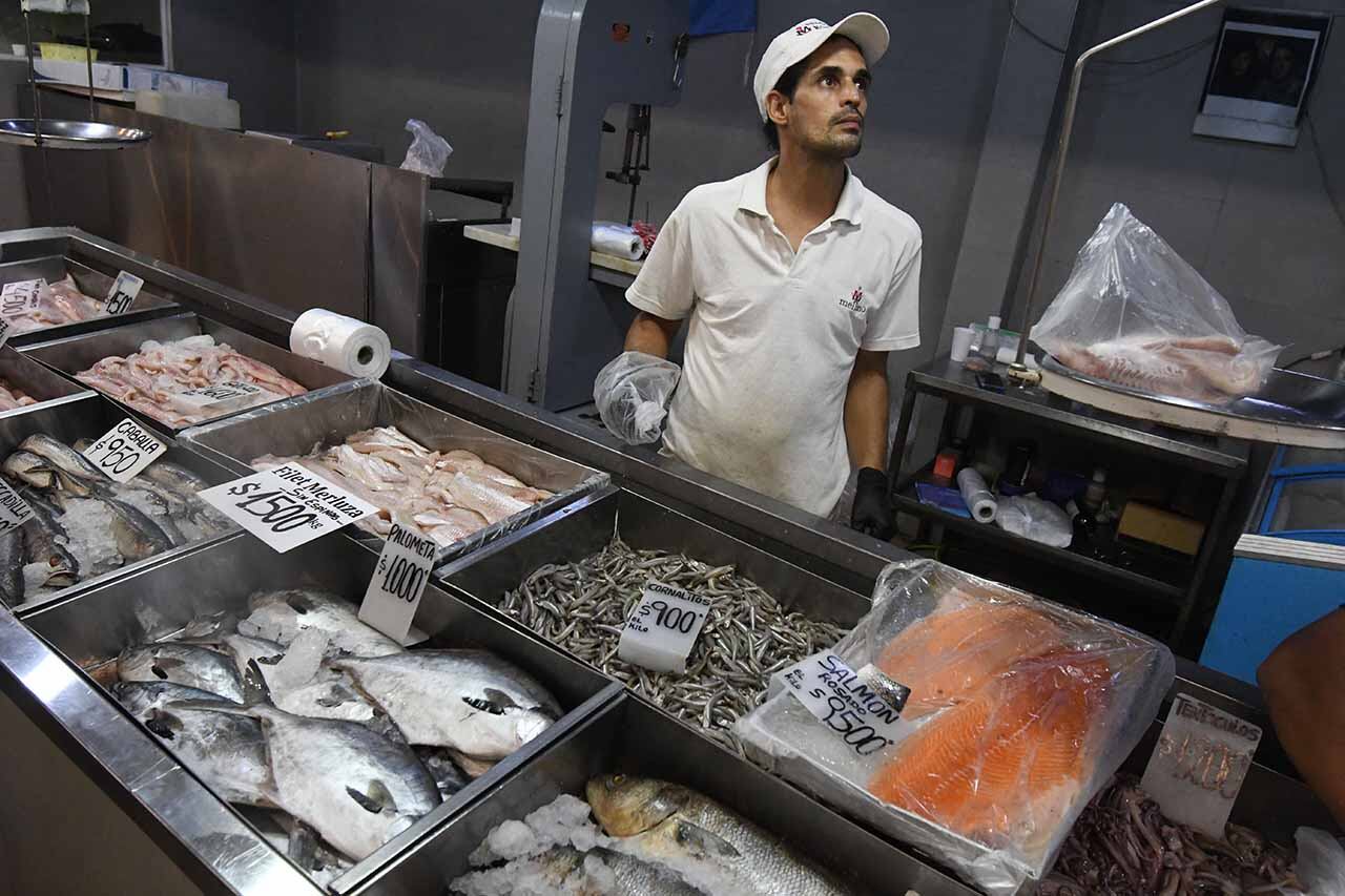 Sergio en la pescadería del Mercado Central
Foto:José Gutierrez / Los Andes 