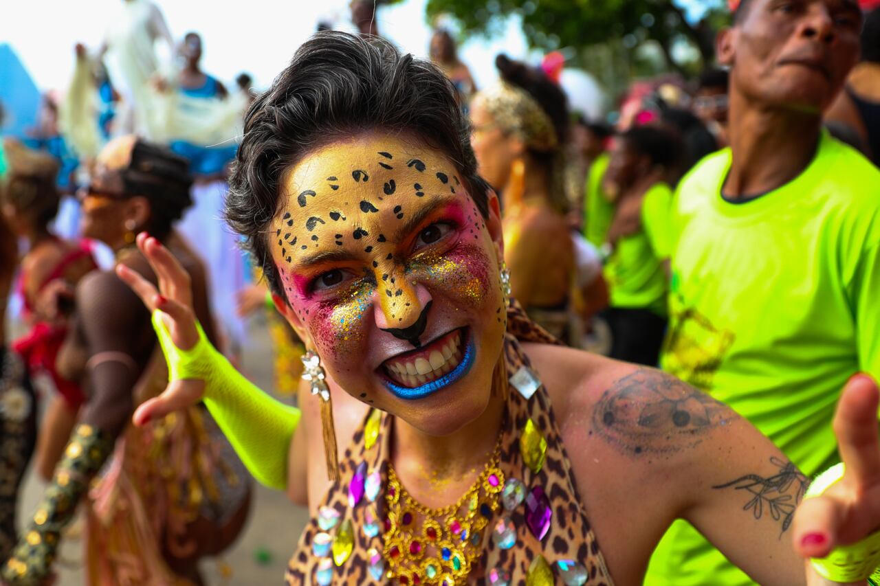 Una integrante de la comparsa callejera de carnaval Amigos da Onça participa en un desfile hoy, en la playa de Flamengo en Río de Janeiro. Foto: EFE