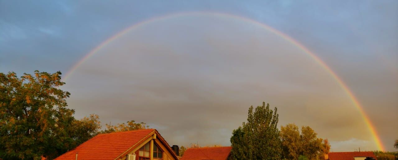 De acuerdo a una leyenda celta, al final de los arco iris hay un leprechaun (duende) con un caldero repleto de monedas de oro. Foto: Claudio Gutiérrez / Los Andes.