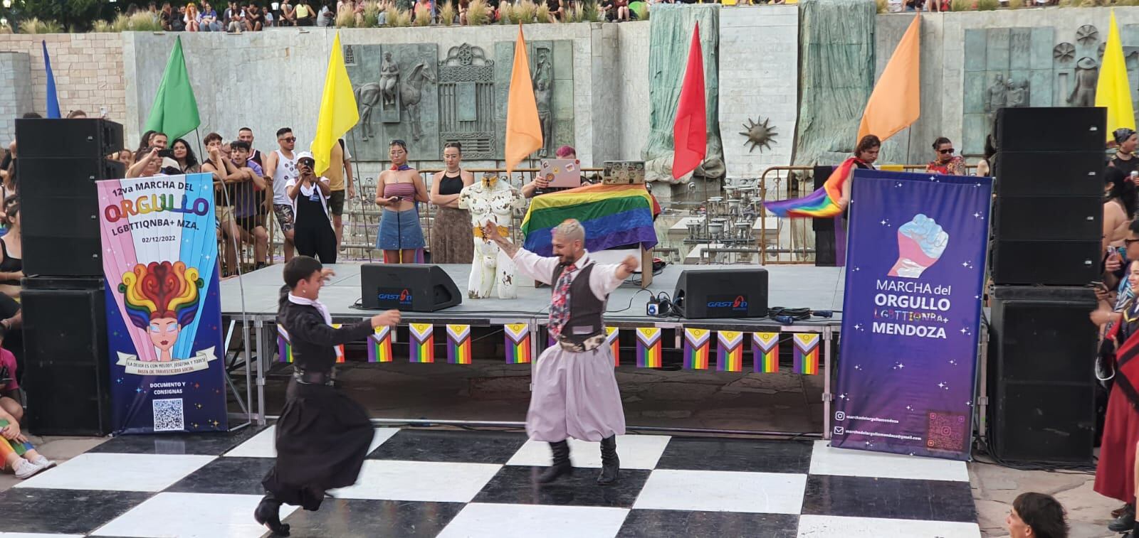 La Marcha del Orgullo en Mendoza finalizó en la Plaza Independencia con bailes y muestras artísticas.