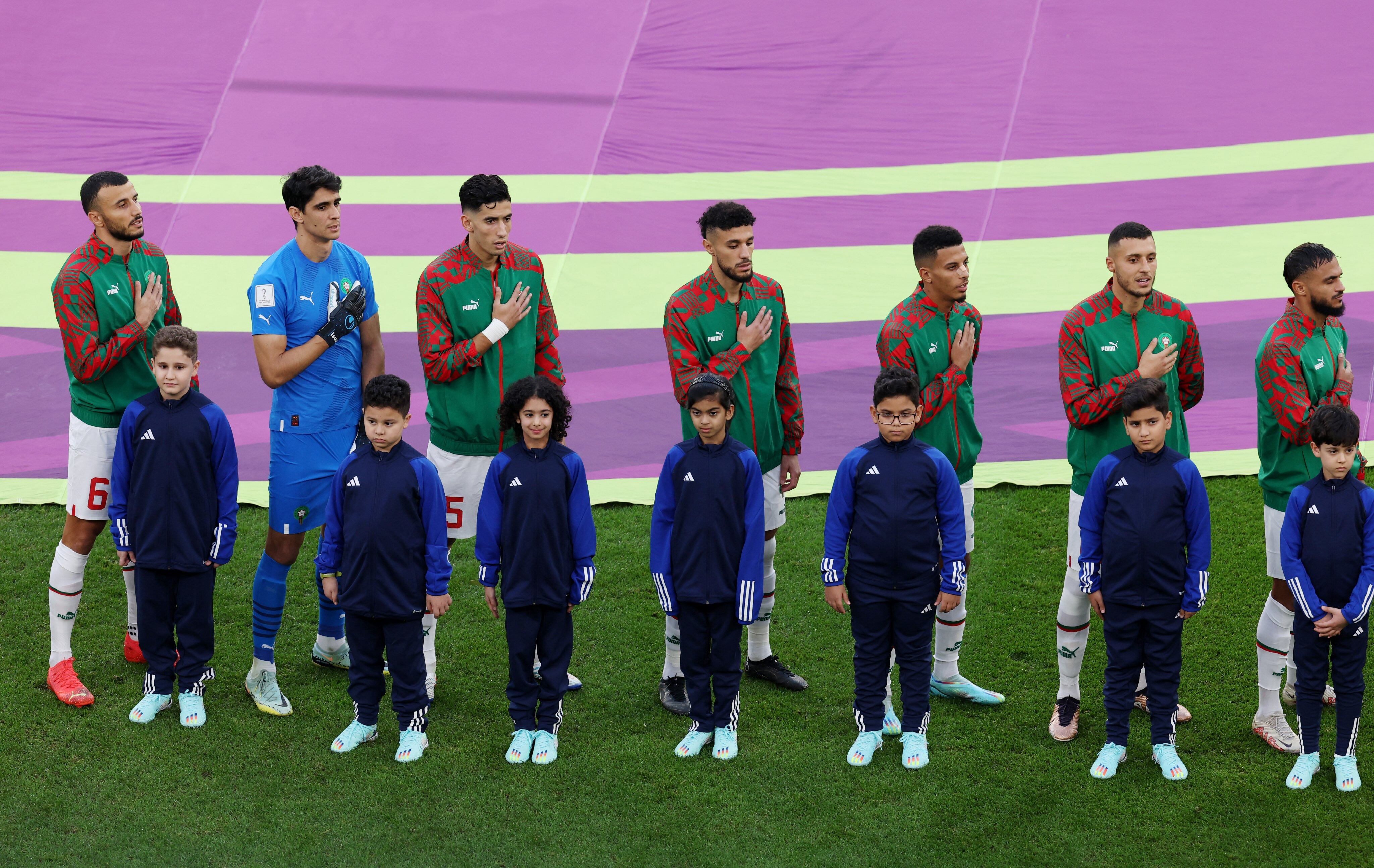 Bono cantó el himno con su selección y fue reemplazado