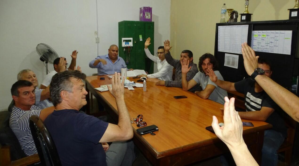 Momento en el cual la FMB volvió a tener una comisión directiva, durante la asamblea que se realizó en el Club Atlético Argenitno. / Gentileza.