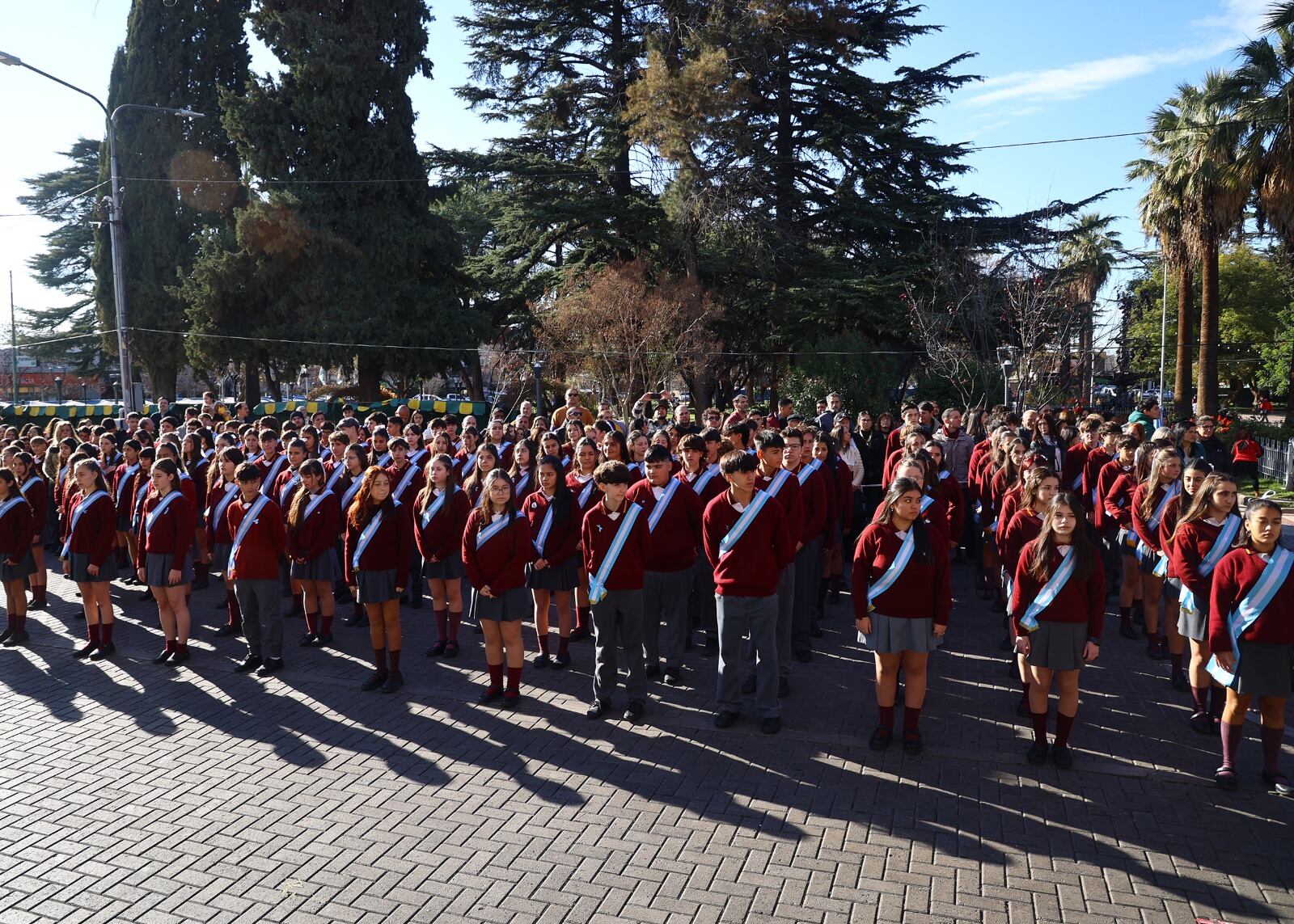 Estudiantes maipucinos juraron lealtad a la Bandera Nacional. Foto: Maipú Municipio.