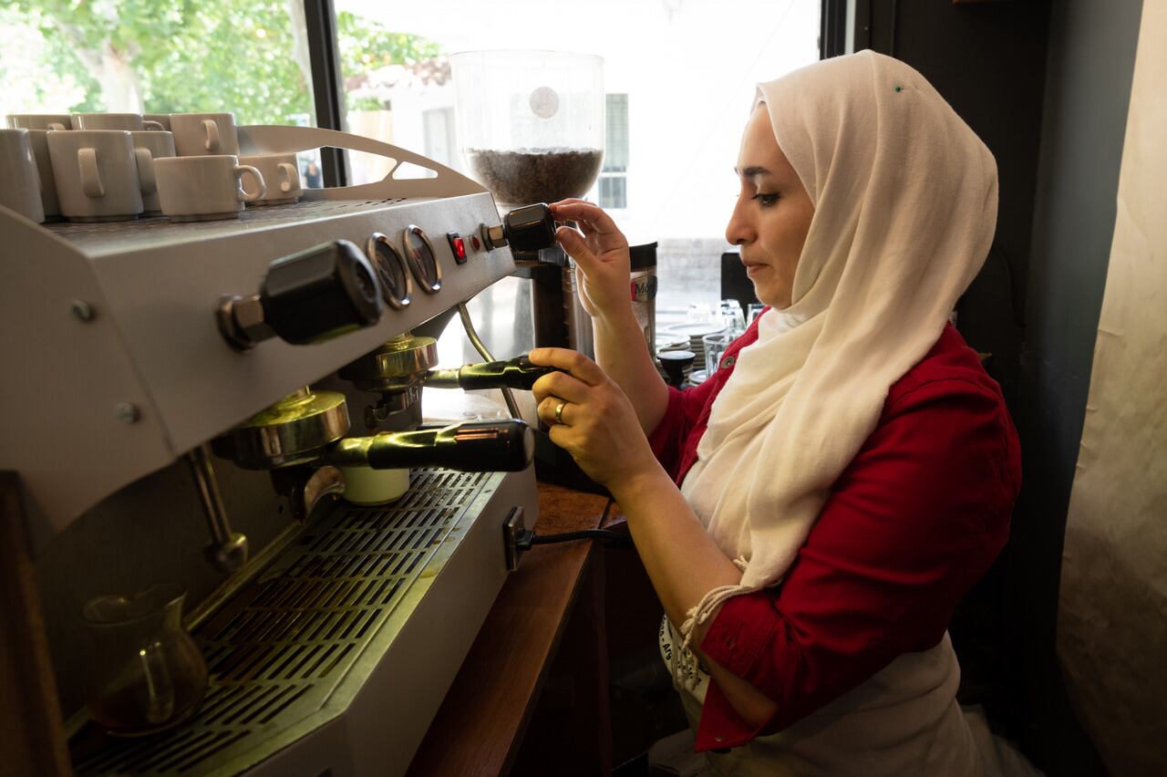 Nació en Qatar, huyó para darle una vida tranquila a su familia y abrió un café en el centro mendocino. Foto: Ignacio Blanco / Los Andes.
 
