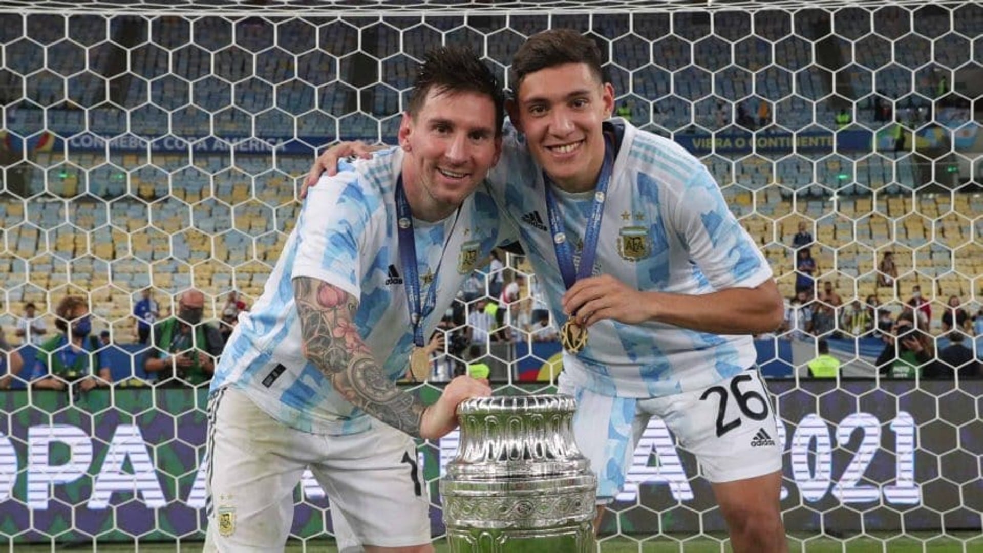 El cordobés Nahuel Molina y un momento que recordará para toda la vida. Su foto con Lionel Messi y la copa América. (Prensa goal.com)