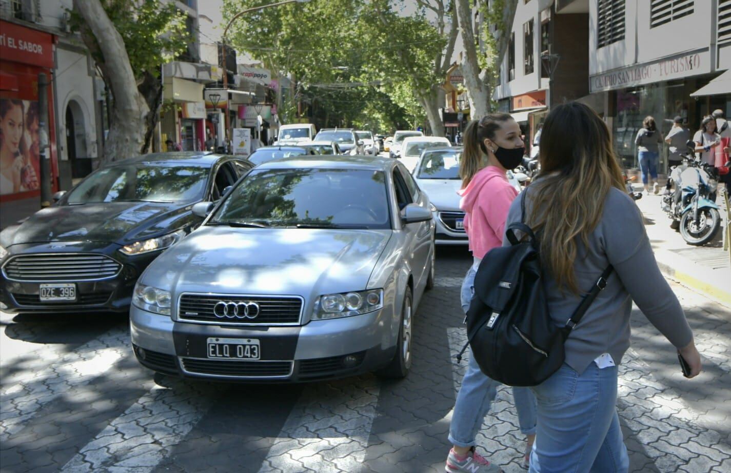 Organizaciones sociales marchan en reclamo de trabajo y asistencia a comedores. Foto: Orlando Pelichotti/ Los Andes