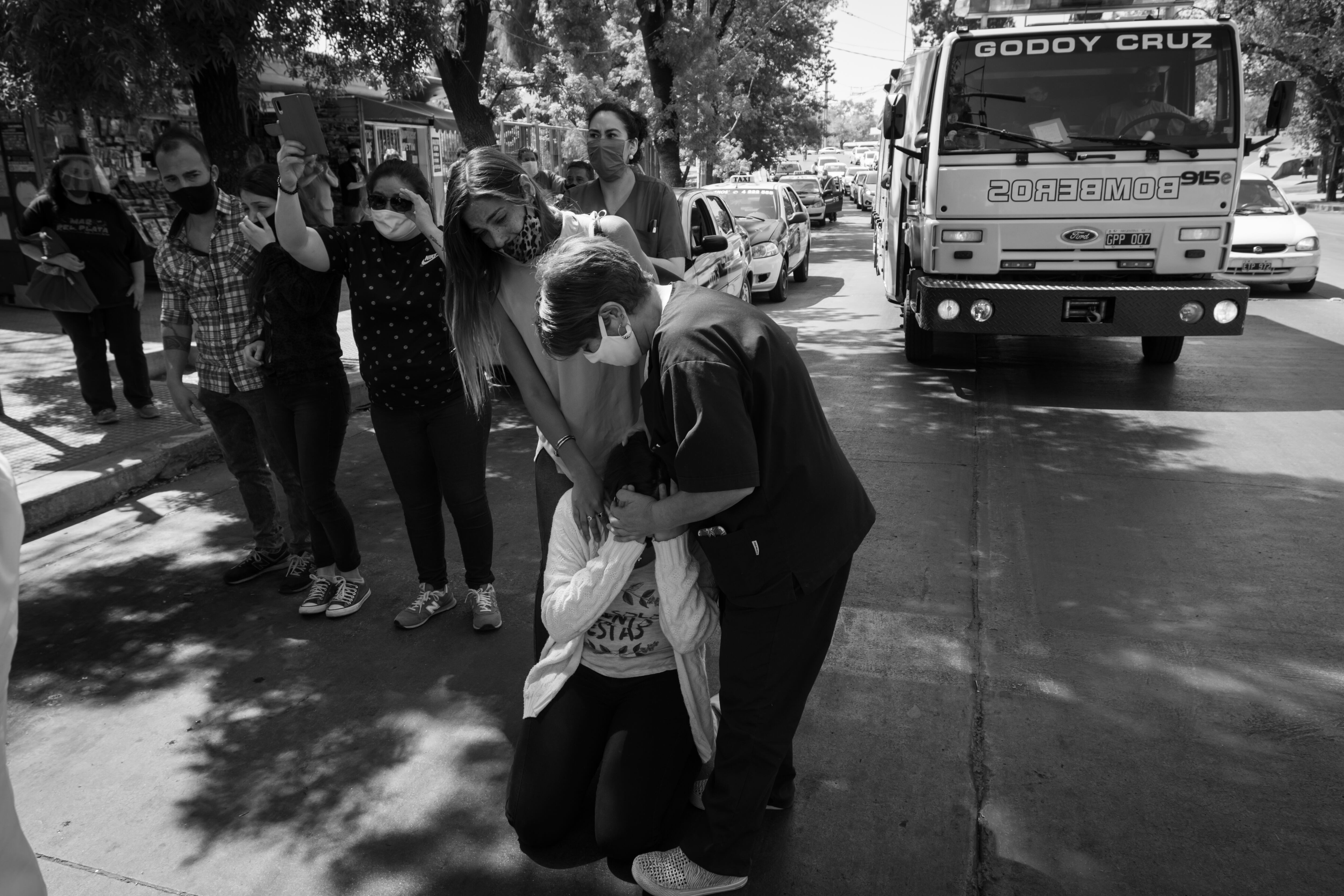 Julieta Cortez hija de Walter visiblemente emocionada de rodillas frente al Hospital. Foto: