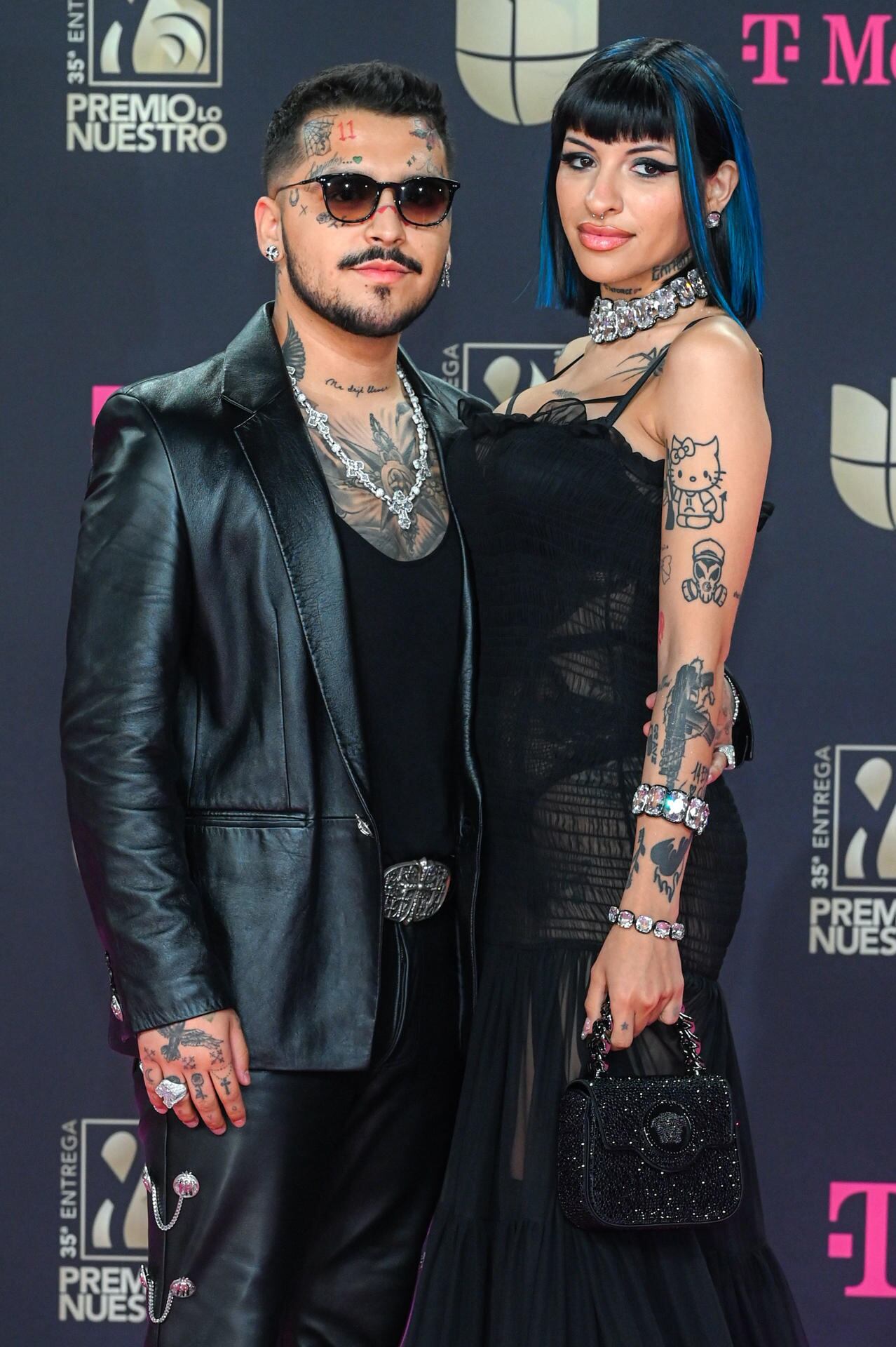 El cantante mexicano Christian Nodal y su pareja la rapera argentina Cazzu posan en la alfombra magenta de los Premio Lo Nuestro.