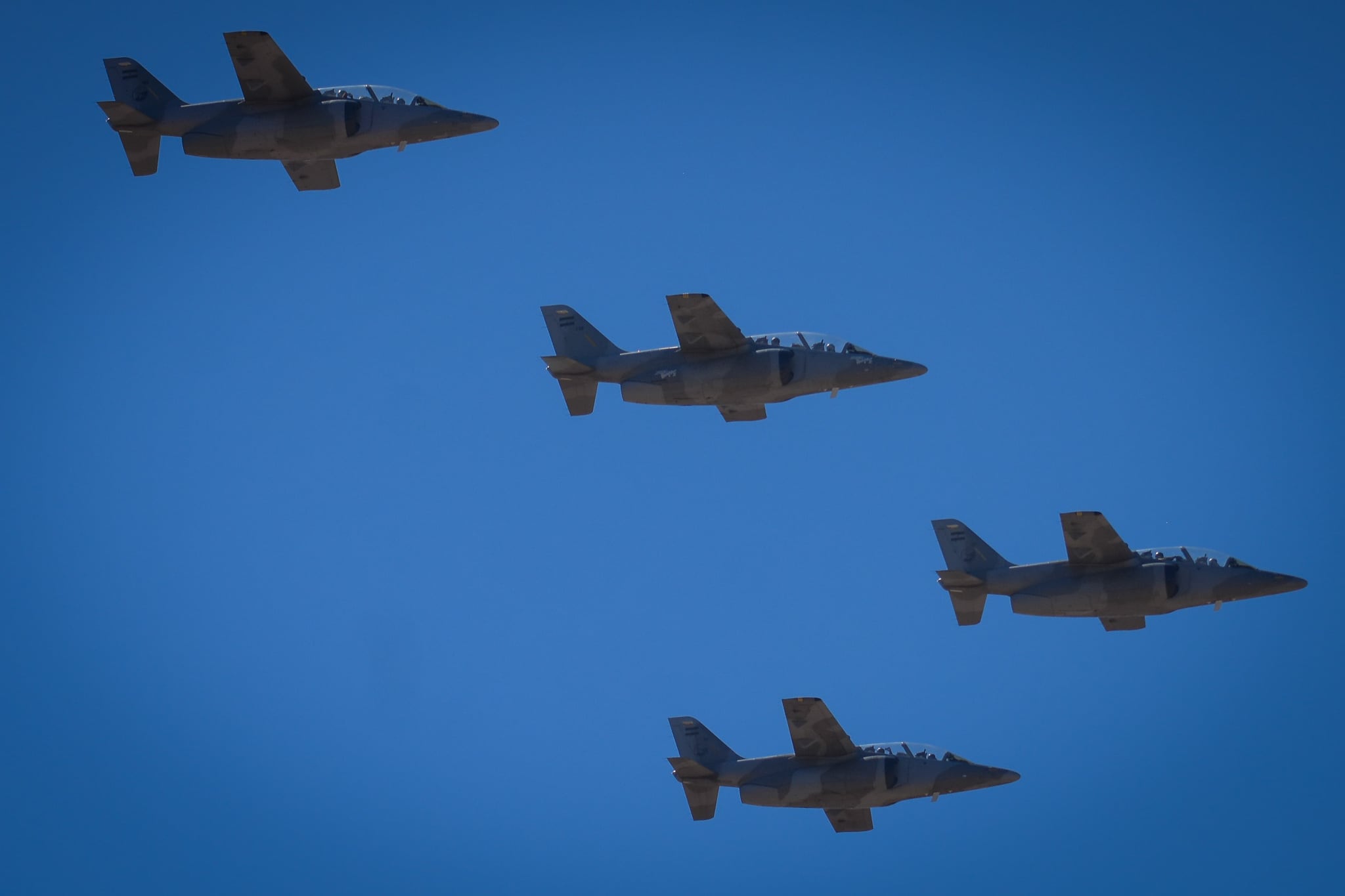 Con un desfile terrestre y un pasaje aéreo de los IA 63 Pampa se realizaron los actos del 73 aniversario de la IV Brigada Aérea