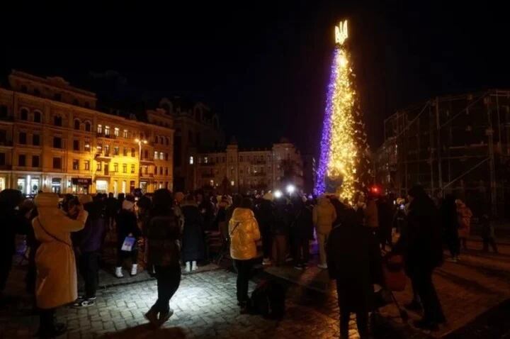 El árbol de Navidad, situado junto a la catedral de Santa Sofía de Kiev. Foto: Gentileza